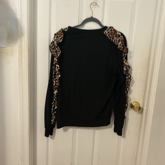 Women’s leaped outfit - Picture 2 of 4